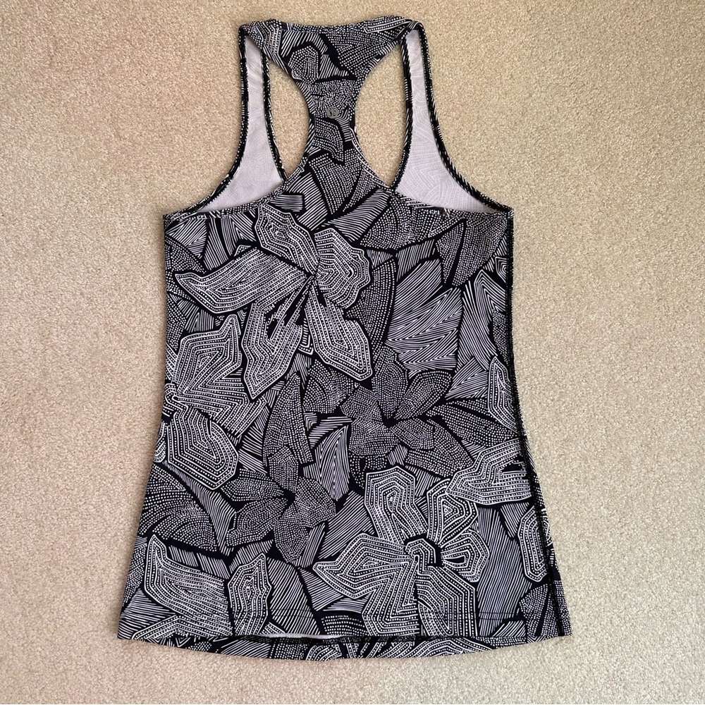 EUC - Lululemon bundle - crops and tank top - Picture 7 of 9